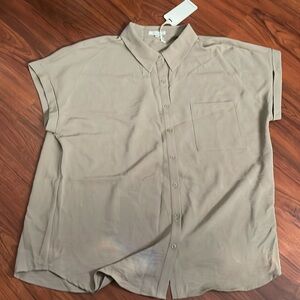New Pleione Women’s short sleeve collared button down top tan sz XL